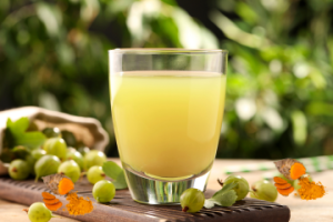২। রাতে আমলকি হলুদের জল খাওয়া: